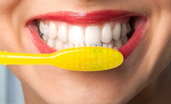 మీ దంతాలు ముత్యాల్లా మెరవాలంటే..ఈ టిప్స్ ఫాలో అవ్వండి..!!