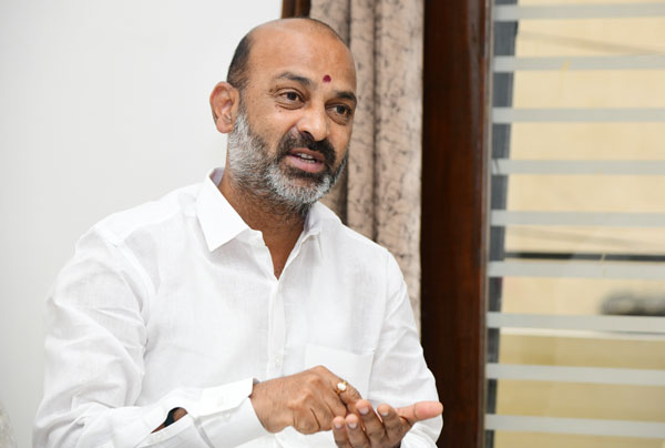 TSBJP Bandi Sanjay Unhappy With Leaks 